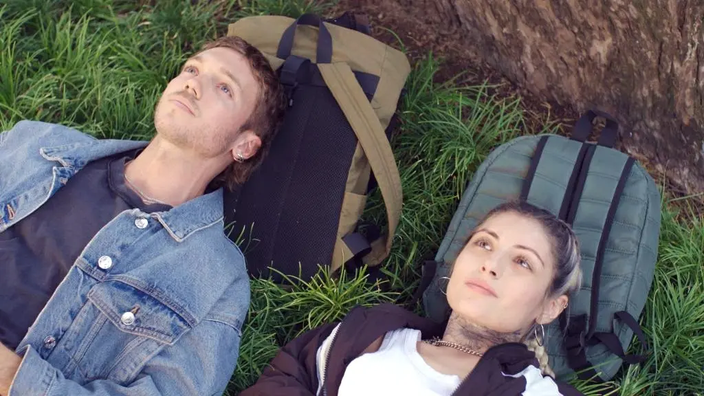 Imagem de Franco Masini e Tatu Glikman em cena da série Amor Animal no Prime Video