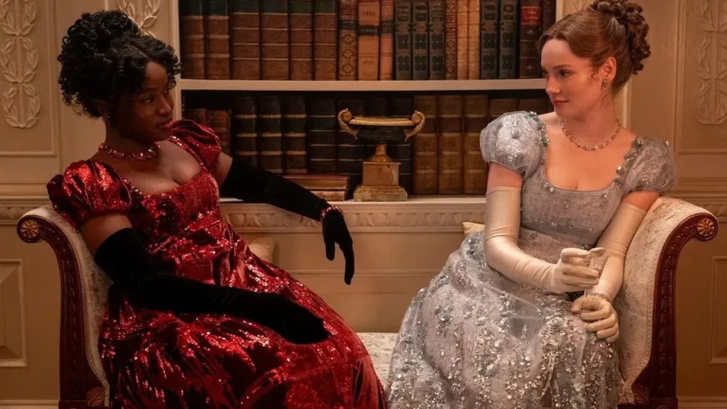 Francesca e Michaela conversam em ambiente elegante na série Bridgerton