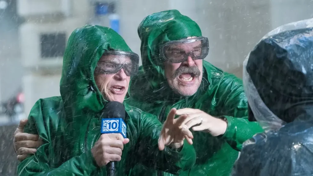 Jason Bateman e David Harbour em cena sob chuva em DTF St. Louis