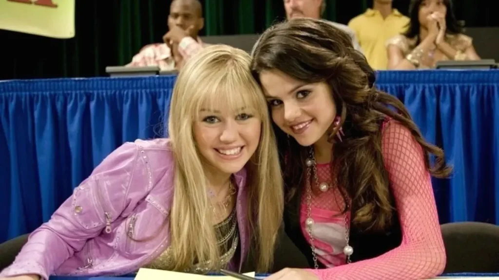 Miley Cyrus como Hannah Montana ao lado de Selena Gomez