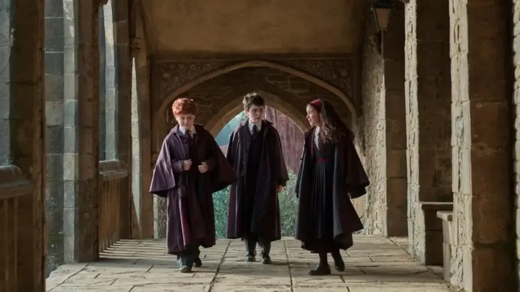 Harry, Ron e Hermione caminham pelos corredores de Hogwarts na nova série da HBO