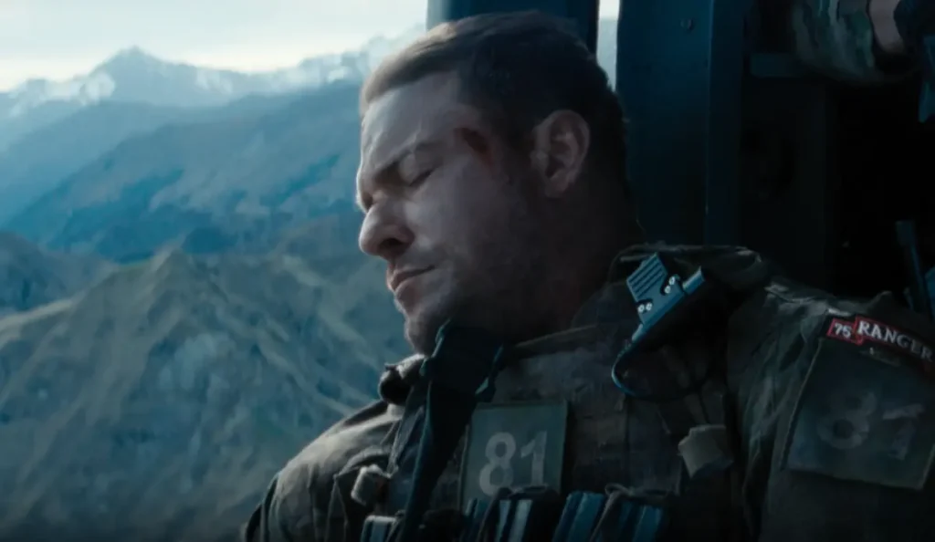 Personagem 81 sobrevivente do ataque alienígena no filme Máquina de Guerra da Netflix