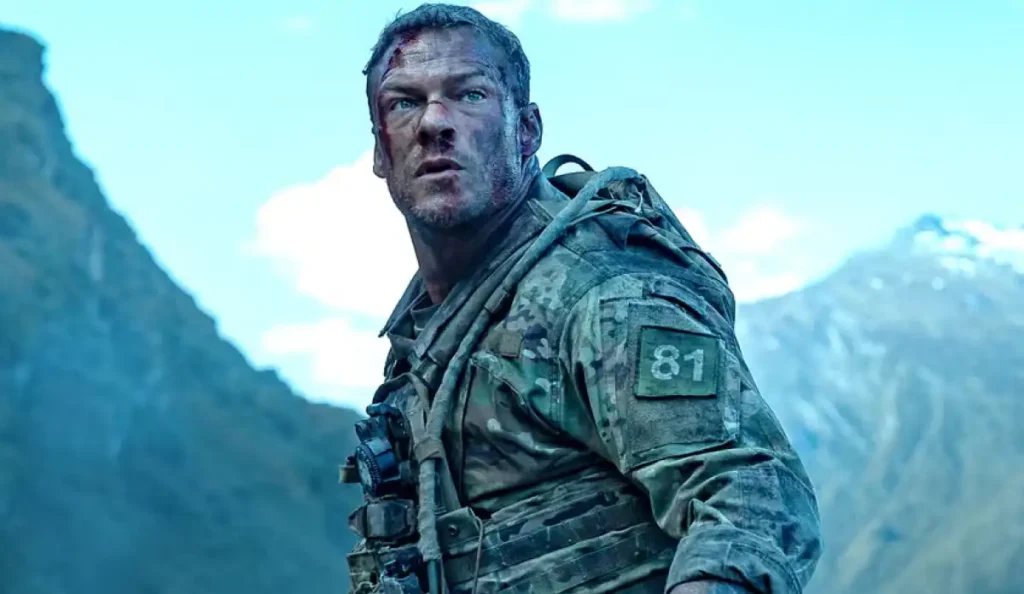 Alan Ritchson em cena do filme Máquina de Guerra da Netflix