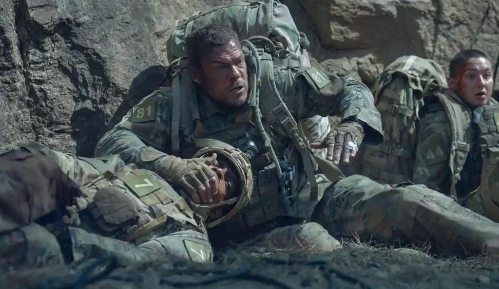 Cena dos soldados sendo perseguidos pela máquina alienígena no filme Máquina de Guerra