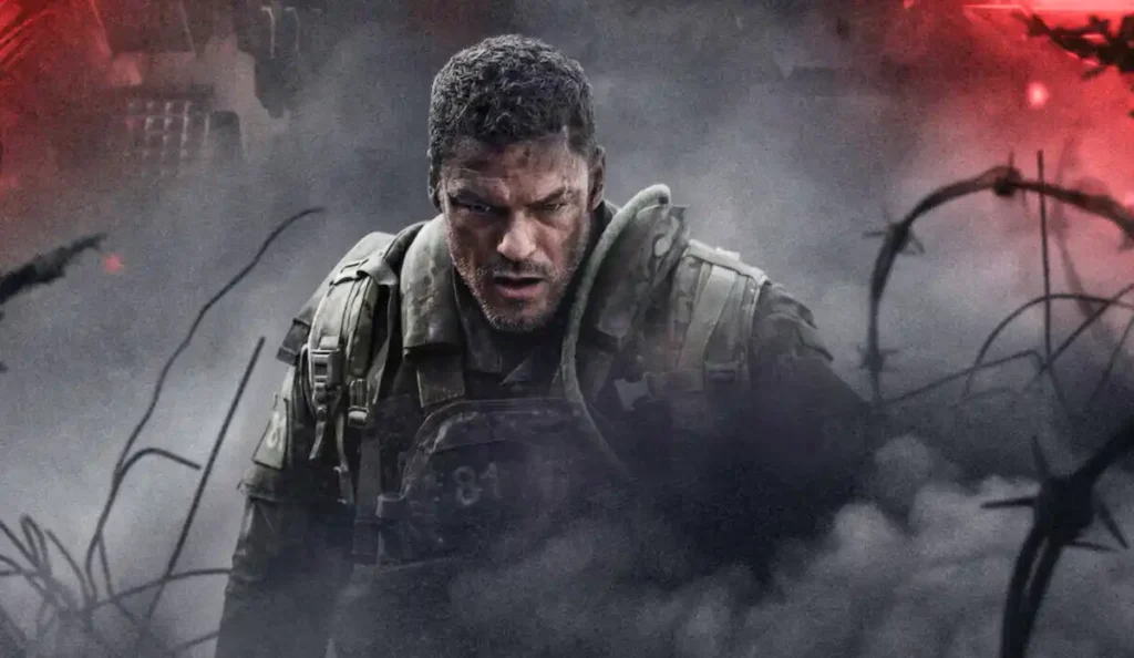 Alan Ritchson em cena do filme Máquina de Guerra da Netflix