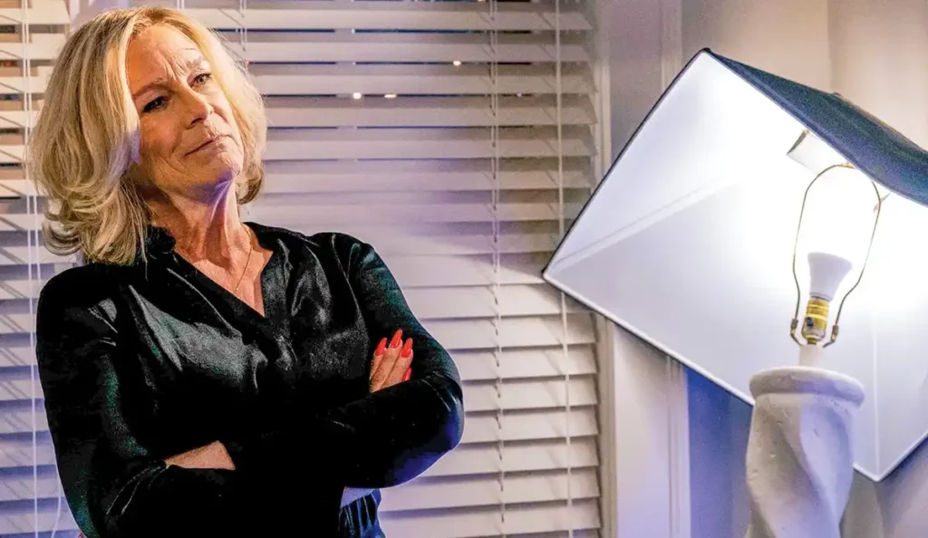 Jamie Lee Curtis como Donna Berzatto na série The Bear