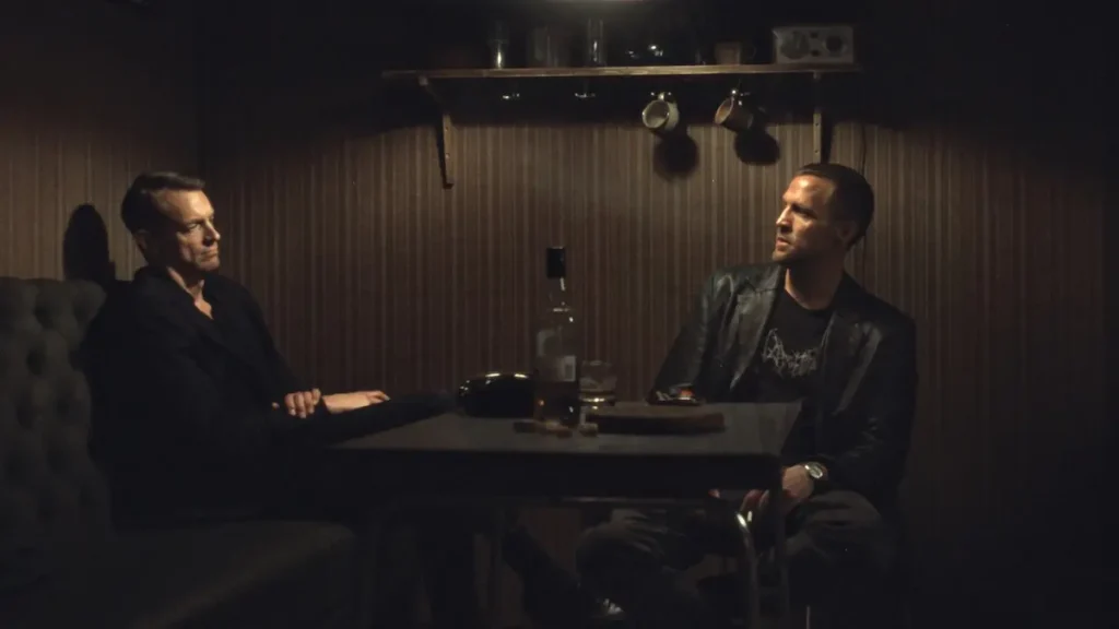 Harry Hole e Tom Waaler em cena de confronto na série Os Casos de Harry Hole da Netflix