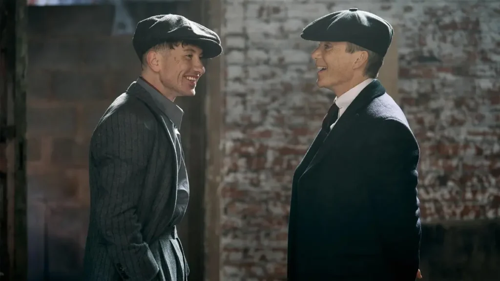 Duke e Tommy Shelby juntos em cena de Peaky Blinders: O Homem Imortal, mostrando nova geração da família