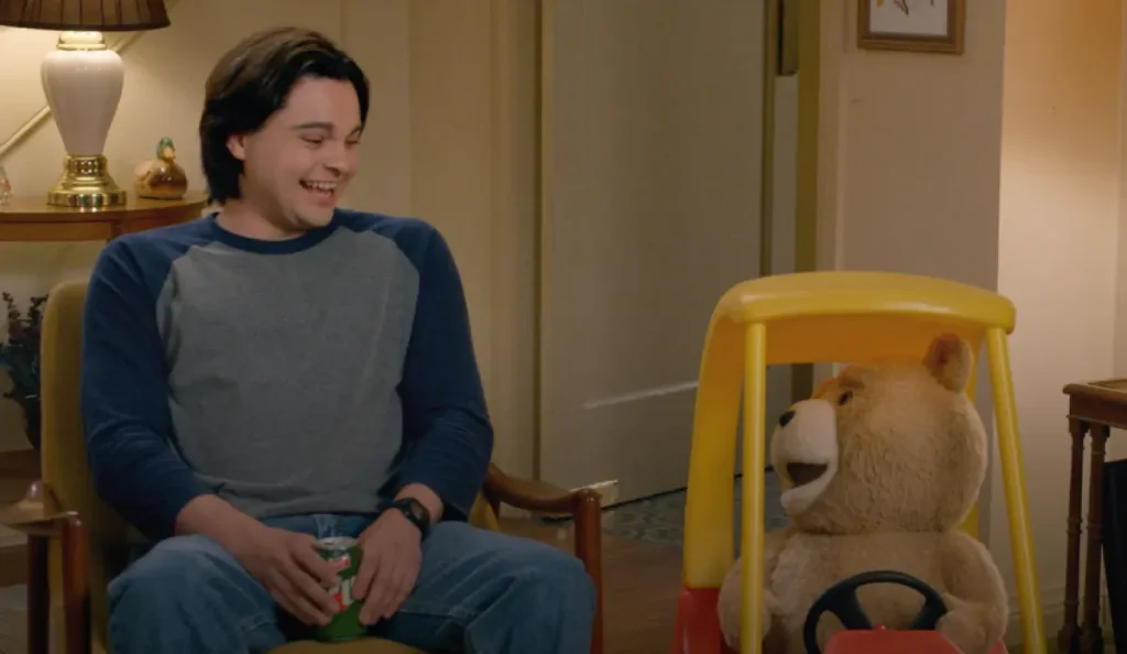 Ted e John Bennett em cena da segunda temporada de Ted: A Série