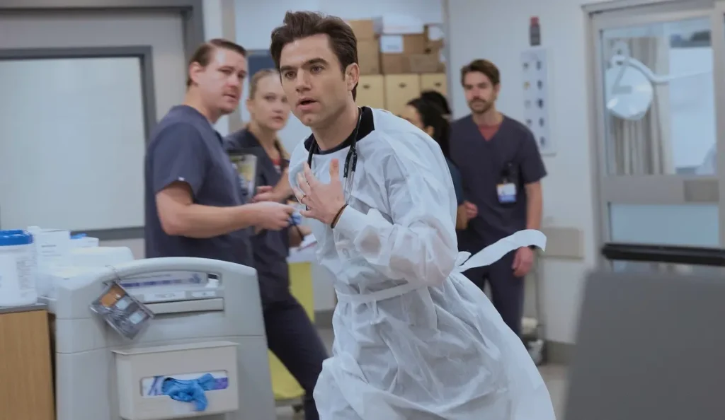 Equipe do hospital recebendo pacientes críticos em cena da série The Pitt (