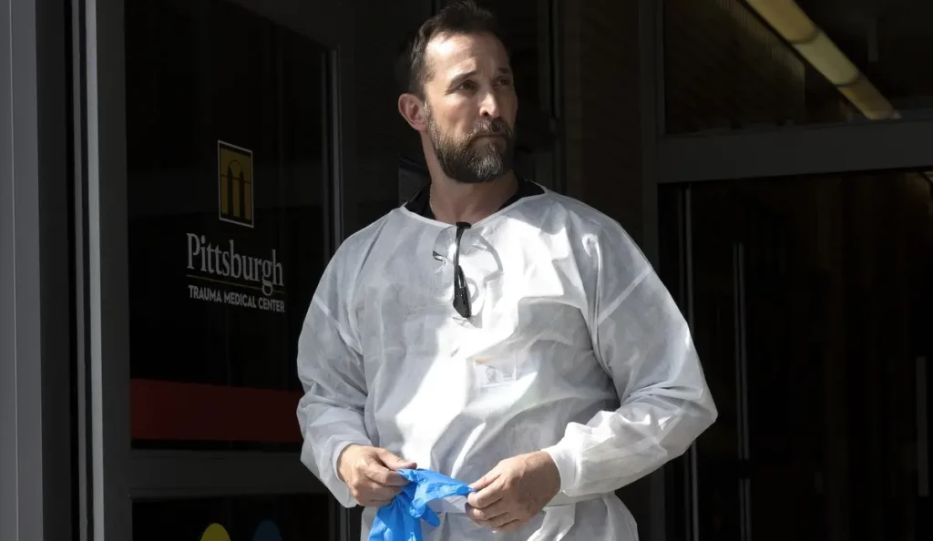 Noah Wayle em cena da série The Pitt