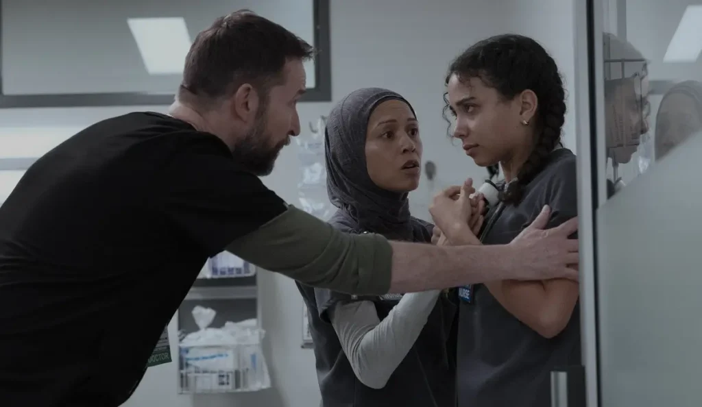 Cena tensa no hospital na série The Pitt durante a segunda temporada