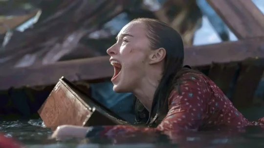 Ataque Brutal: cidade vira território de tubarões em filme da Netflix; entenda a história