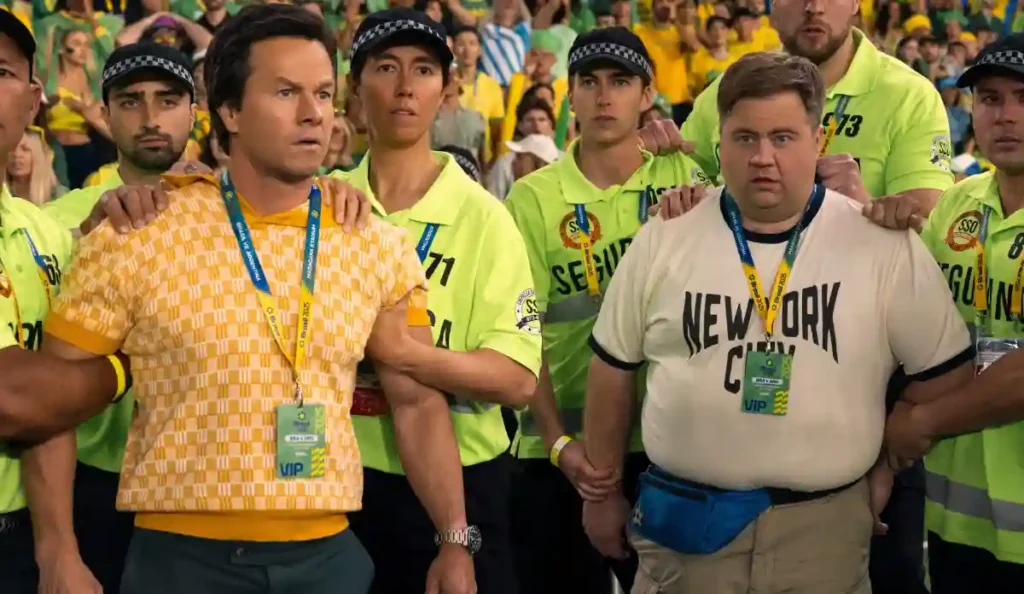 Mark Wahlberg em cena do filme Bola pra Cima durante sequência de ação no Brasil