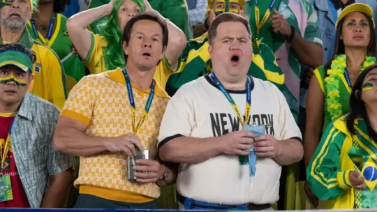 Bola pra Cima: filme do Prime Video aposta em humor sem limites no Brasil