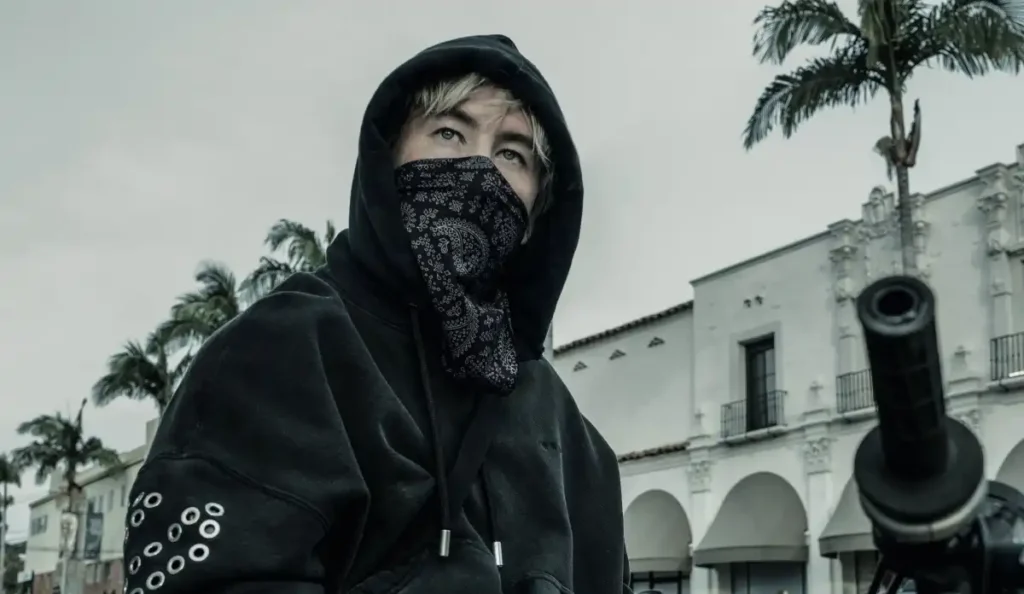 Ormon (Barry Keoghan) em cena do filme Caminhos do Crime