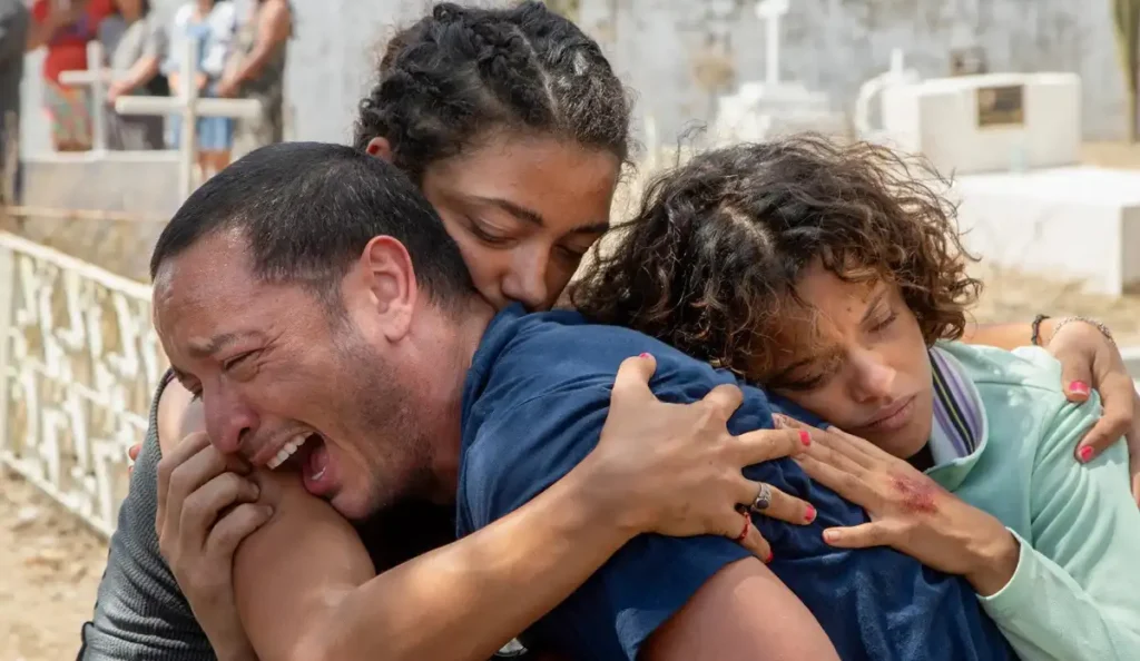 Personagens em cena dramática da série Cangaço Novo