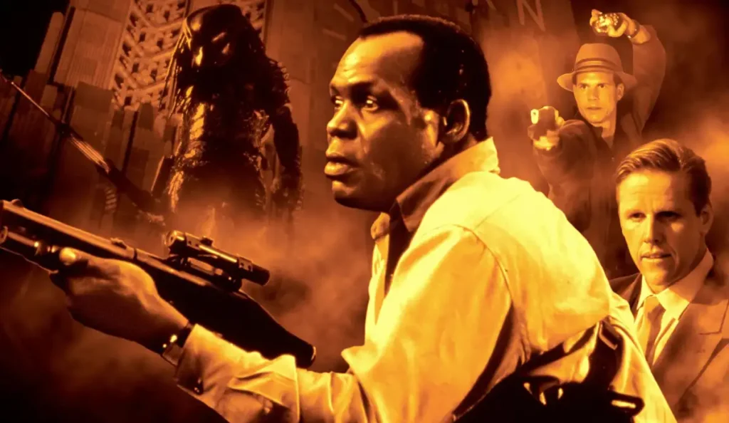 Danny Glover como Harrigan investigando cena de crime em O Predador 2