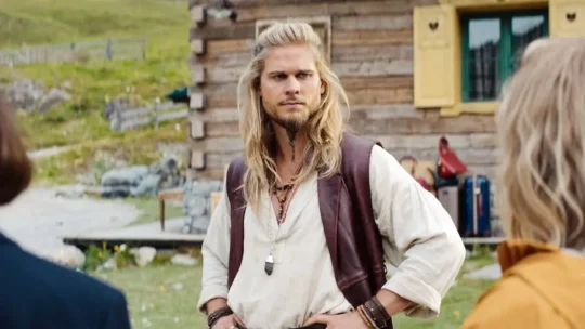 Comer, Rezar, Ladrar: entenda a história do filme que inverte a lógica dos pets