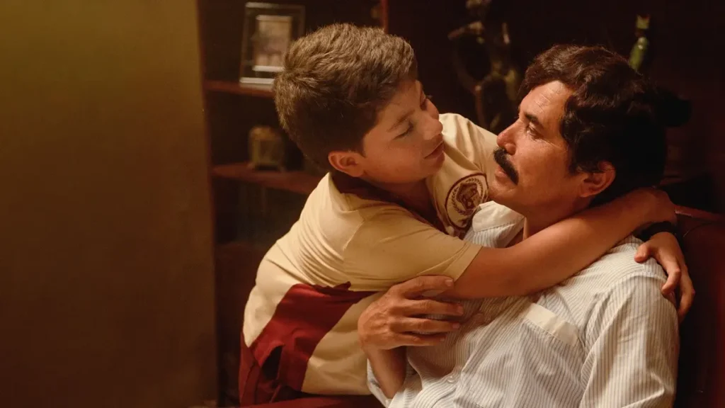 Pablo Escobar com o filho em cena da série Dear Killer Nannies: Criado por Assassinos no Disney+