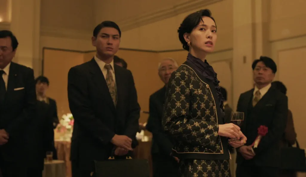 Protagonista de Direto pro Inferno analisando pistas em ambiente escuro