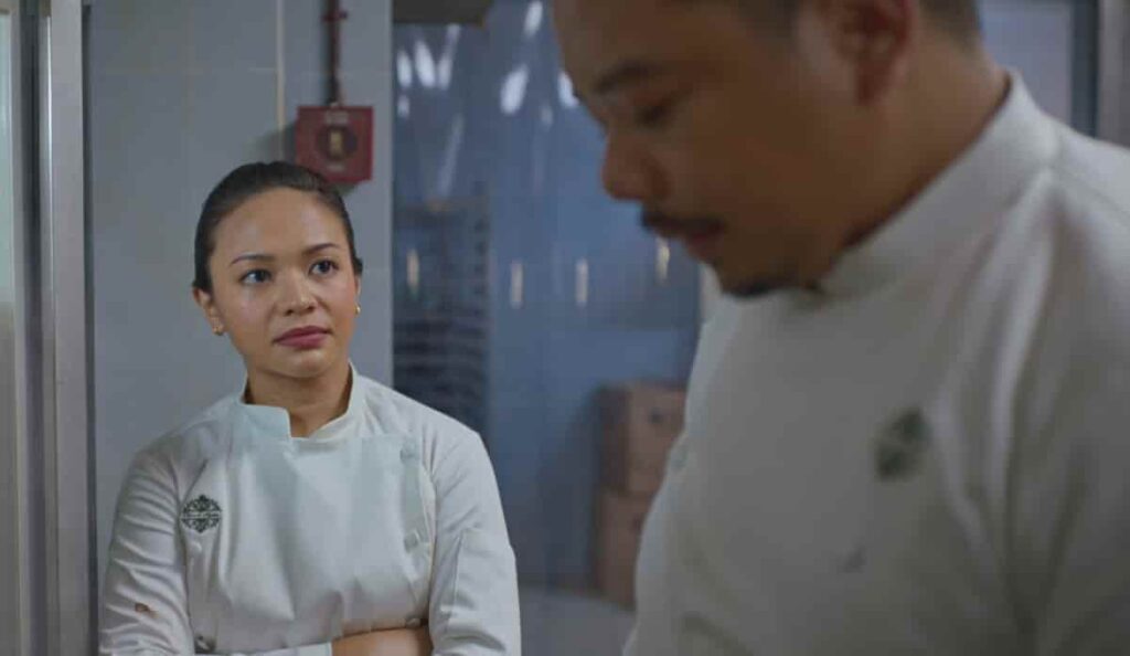 Personagens de Feito com Amor durante momento de tensão no restaurante