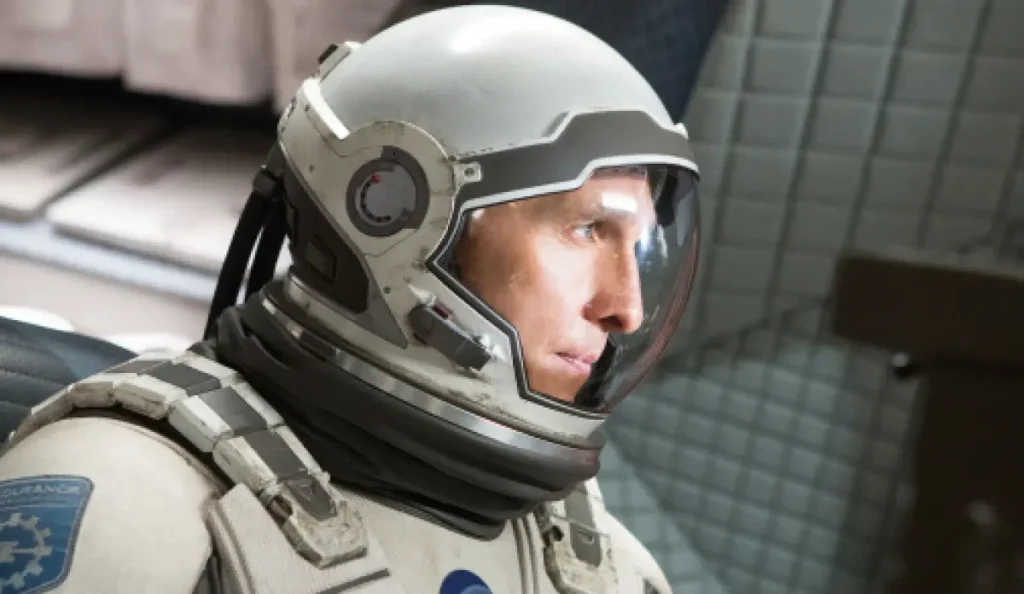 Cena de Interestelar com astronauta no espaço representando o filme líder de bilheteria