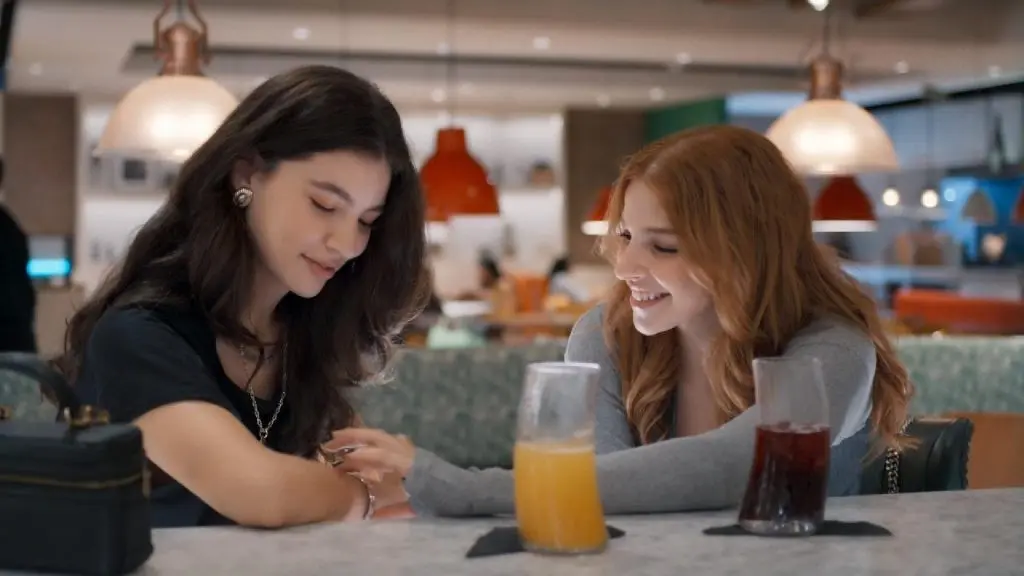 Imagem com personagens principais da série Loquinha