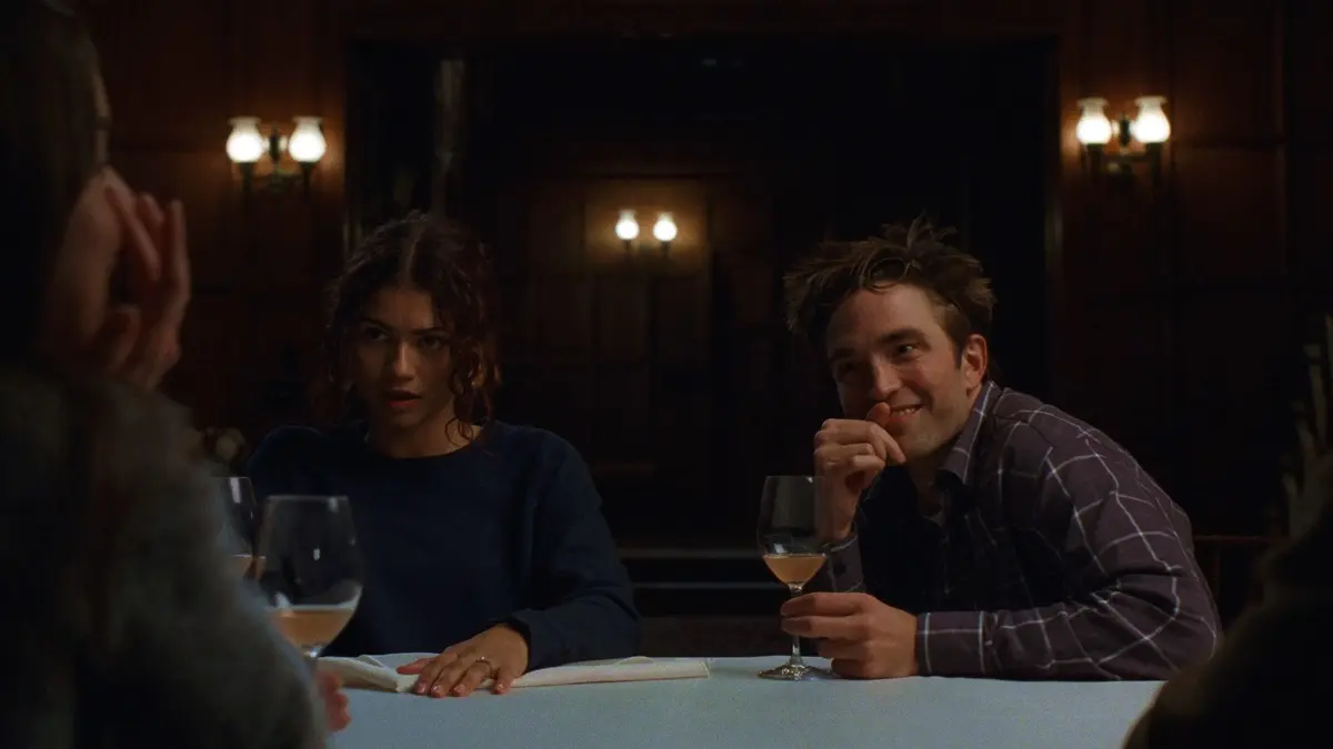 Cena do jantar em O Drama com personagens Emma e Charlie em momento de tensão