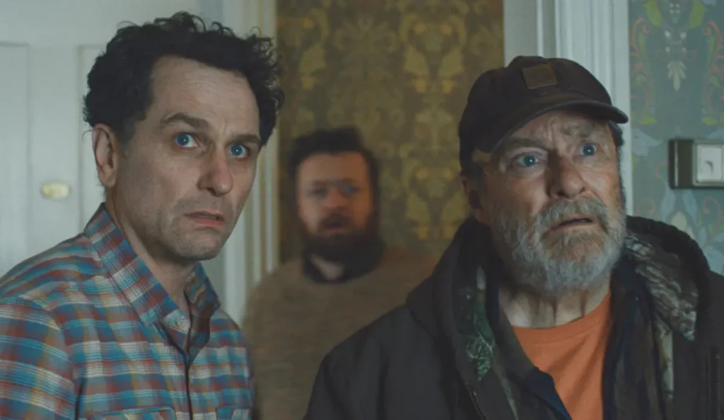 Cena da série O Segredo de Widow’s Bay com clima misterioso na cidade costeira