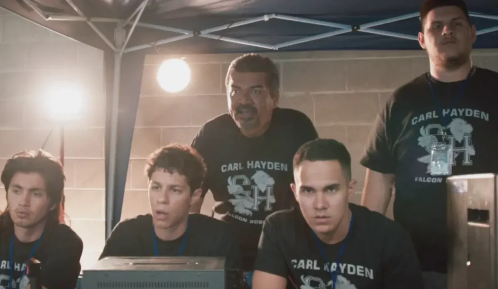 Cena do filme Os Inventores com estudantes trabalhando em robô