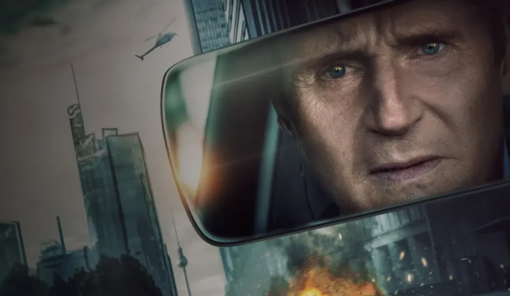 Liam Neeson dirigindo enquanto atende ligação tensa em A Chamada