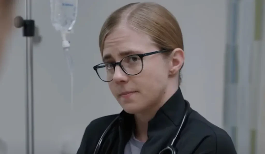 Taylor Dearden em cena da série The Pitt