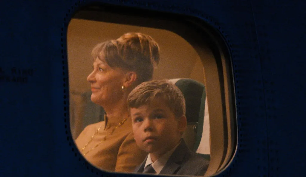 Cena do filme Aventuras nas Alturas mostra garoto em viagem de avião pela Apple TV