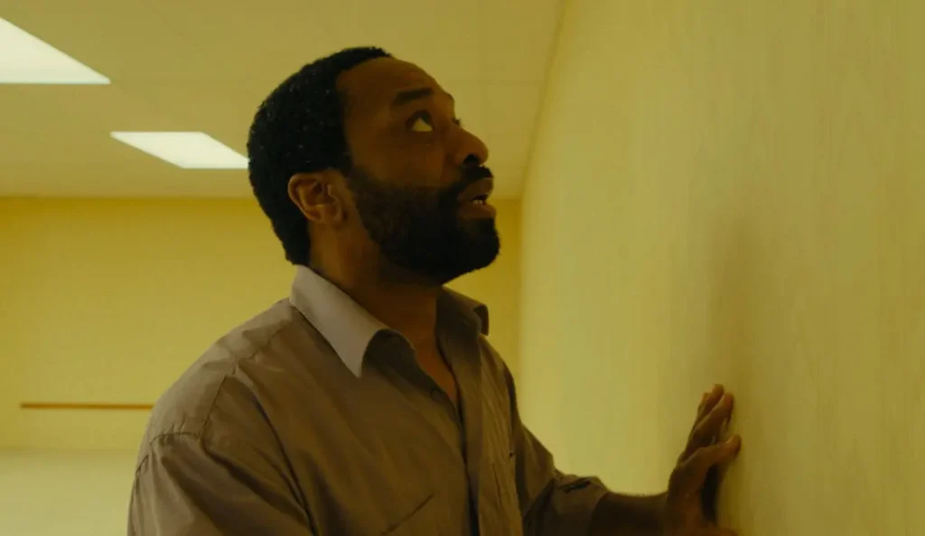 Cena do filme Backrooms: Um Não-Lugar, terror inspirado em fenômeno da internet