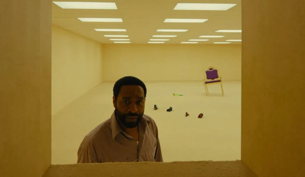 Corredor amarelo e vazio em Backrooms: Um Não-Lugar, filme inspirado na creepypasta das Backrooms.