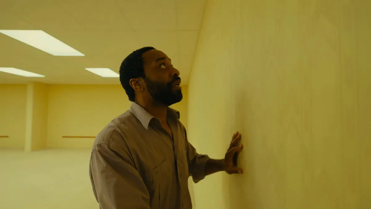 Clark observa uma parede amarelada dentro das Backrooms em cena do filme de terror da A24.