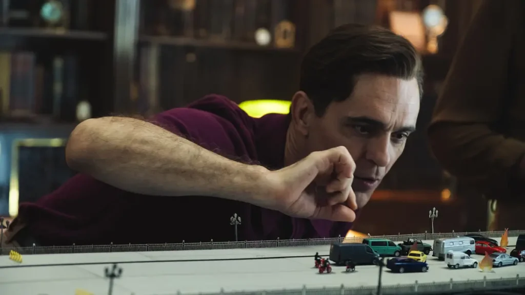 Cena de Berlim e a Dama com Arminho mostra o novo golpe do personagem em Sevilha na série da Netflix