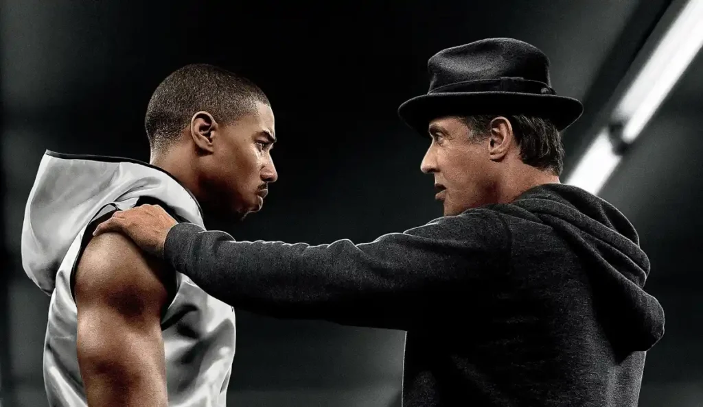 Sylvester Stallone como Rocky Balboa treinando Adonis Creed no filme Creed