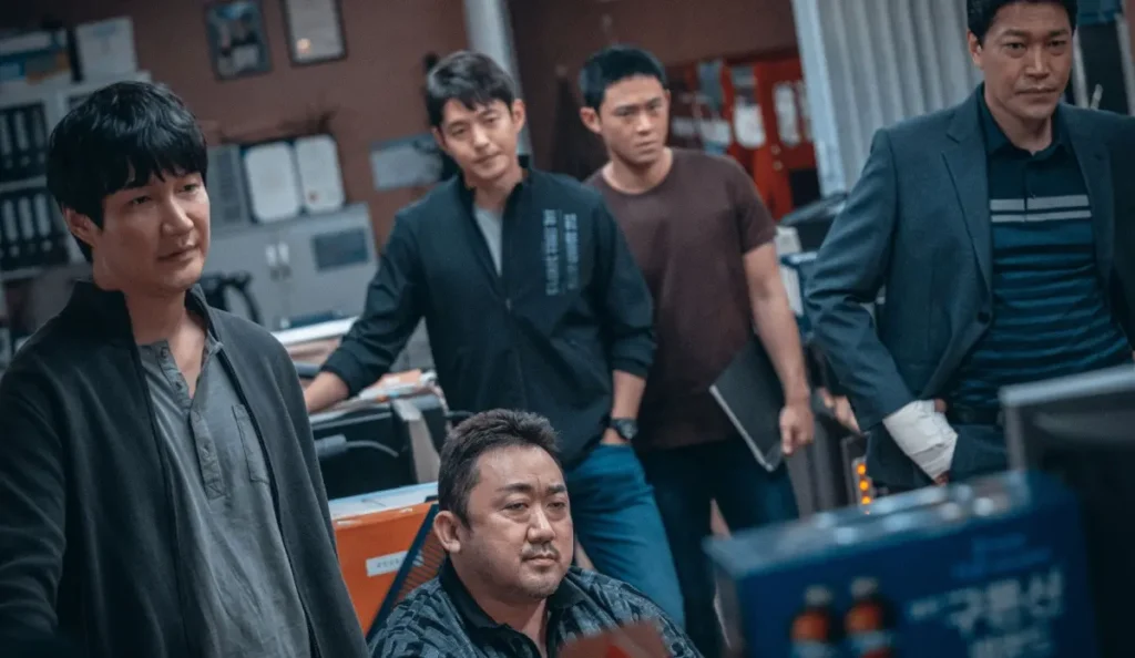 Ma Dong-seok como Ma Seok-do em cena de ação do filme Força Bruta