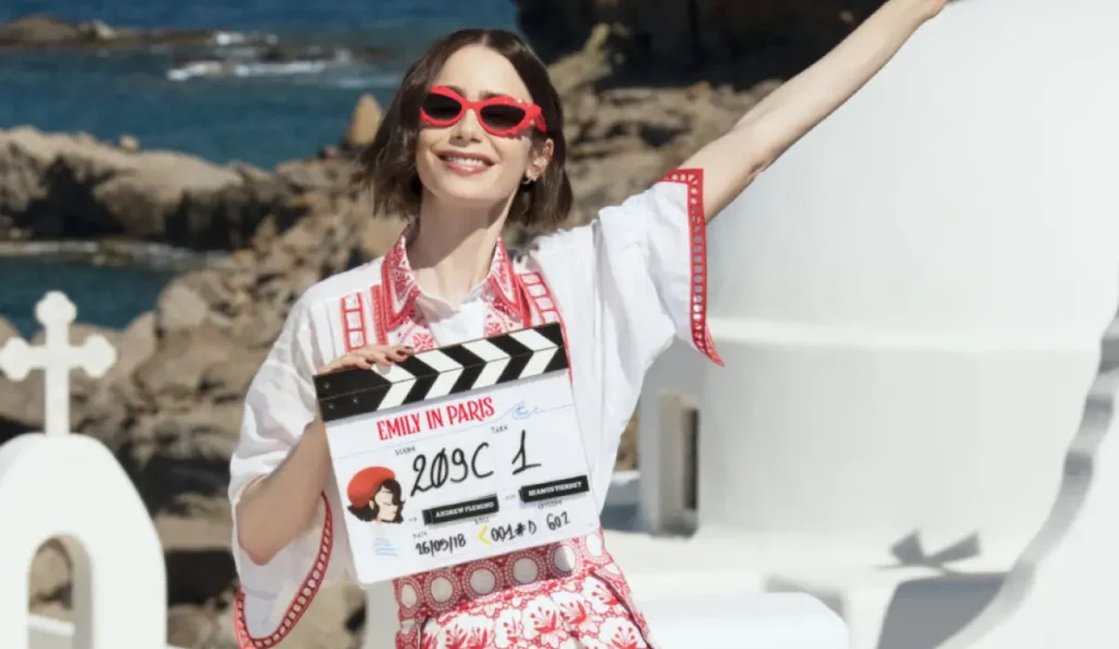 Lily Collins em imagem nos bastidores da série Emily em Paris, da Netflix