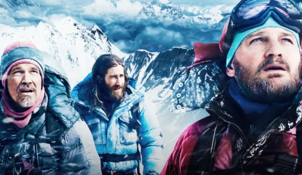 Jason Clarke e Jake Gyllenhaal aparecem caracterizados como alpinistas em cena do filme Evereste