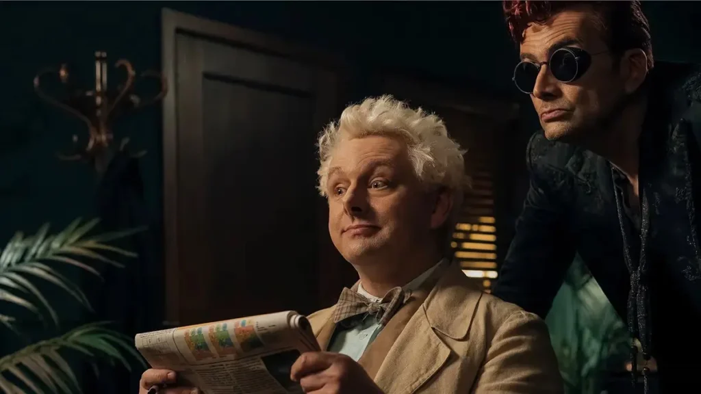 Protagonistas de Good Omens aparecem juntos em cena interna da temporada final da série no Prime Video.