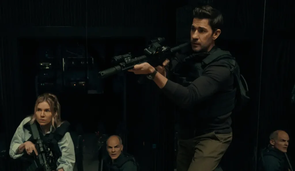 John Krasinski em cena de Jack Ryan: Guerra Fantasma, filme do Prime Video.