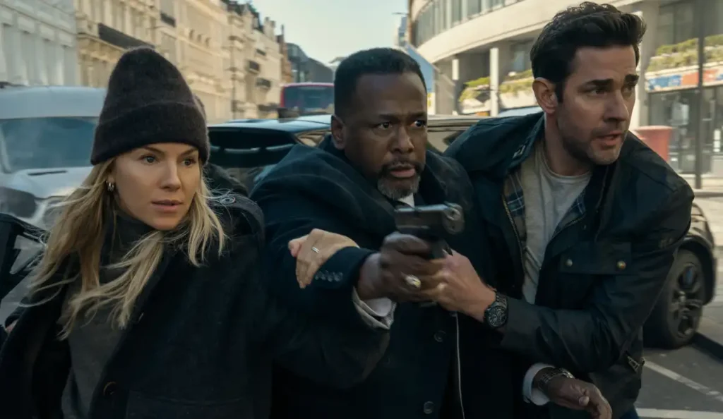 Jack Ryan em cena do filme Guerra Fantasma, do Prime Video