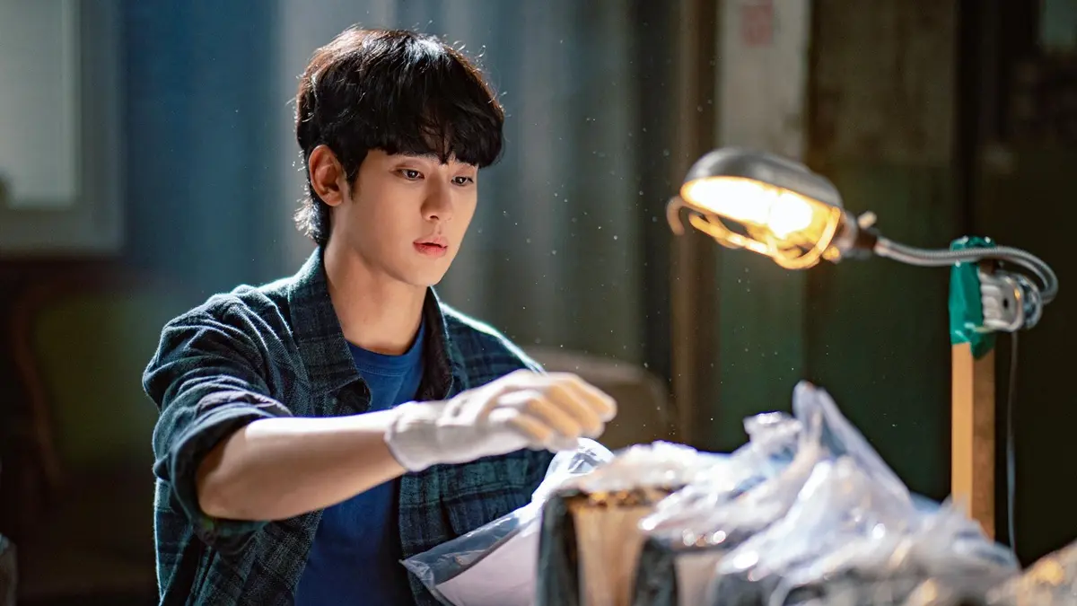 Cena do dorama Knock-Off, produção coreana do Disney+ estrelada por Kim Soo Hyun