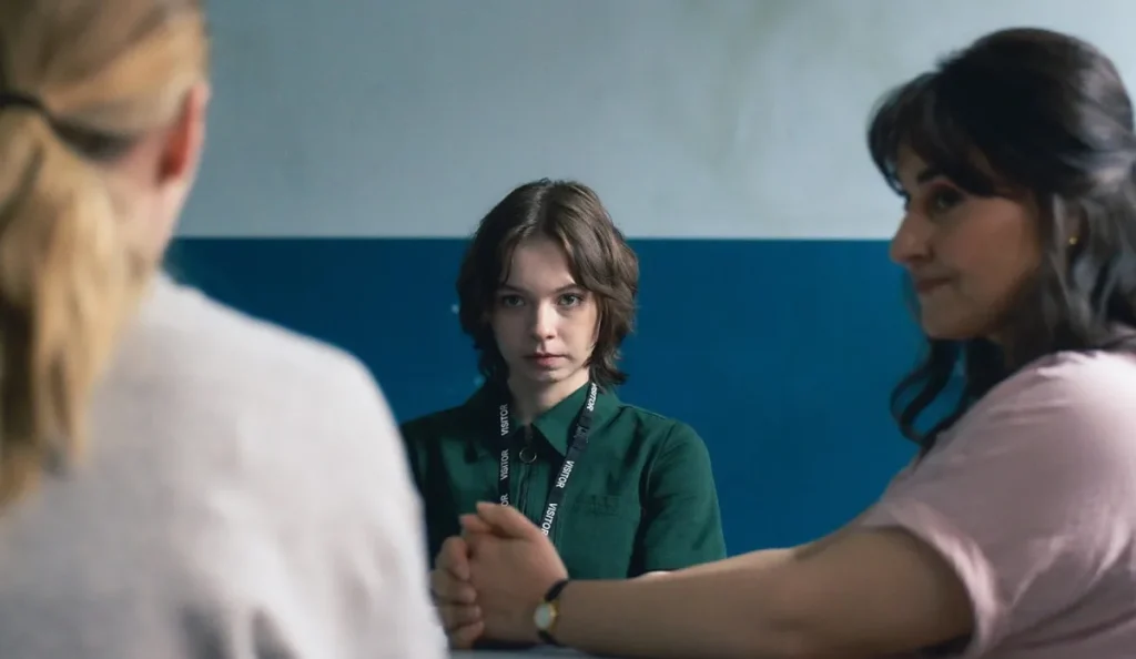 Emma Myers como Pip em cena da série Manual de Assassinato para Boas Garotas