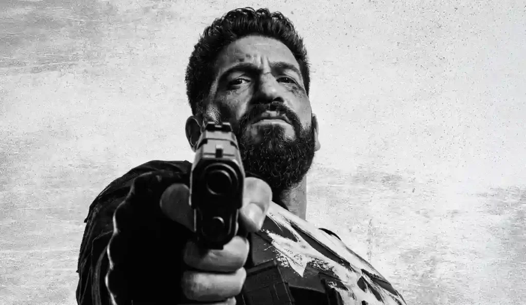 Frank Castle, o Justiceiro, aparece armado em cena do filme da Disney+