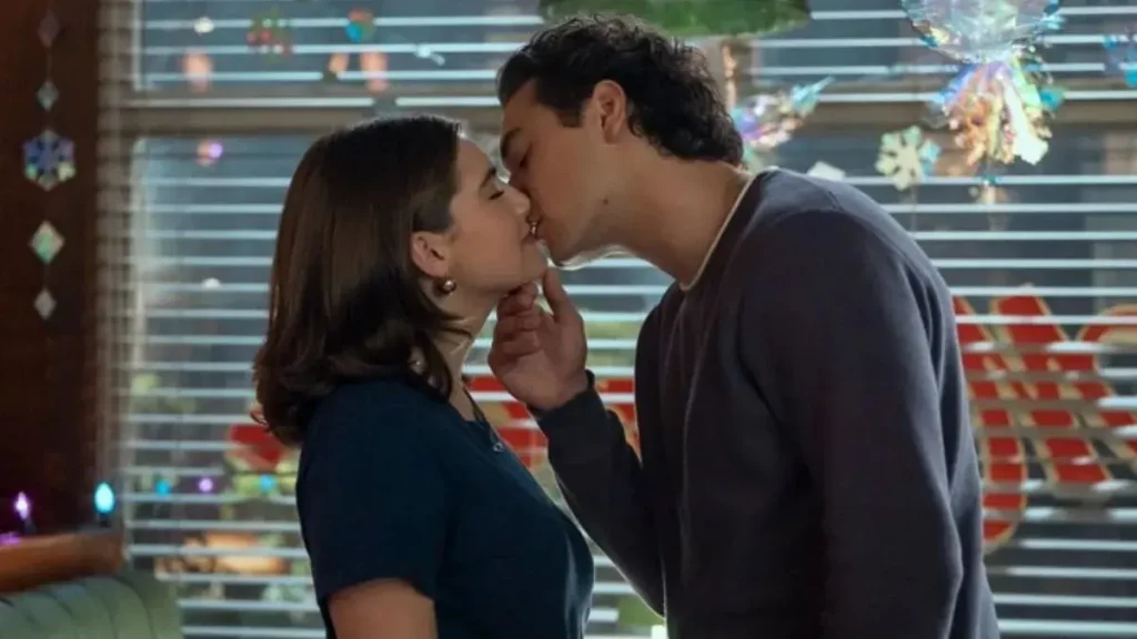 Hannah Wells e Garrett Graham se beijam em cena da série Off Campus: Amores Improváveis, do Prime Video