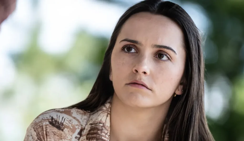 Hannah Cheramy como Julie Matthews em cena da série Origem